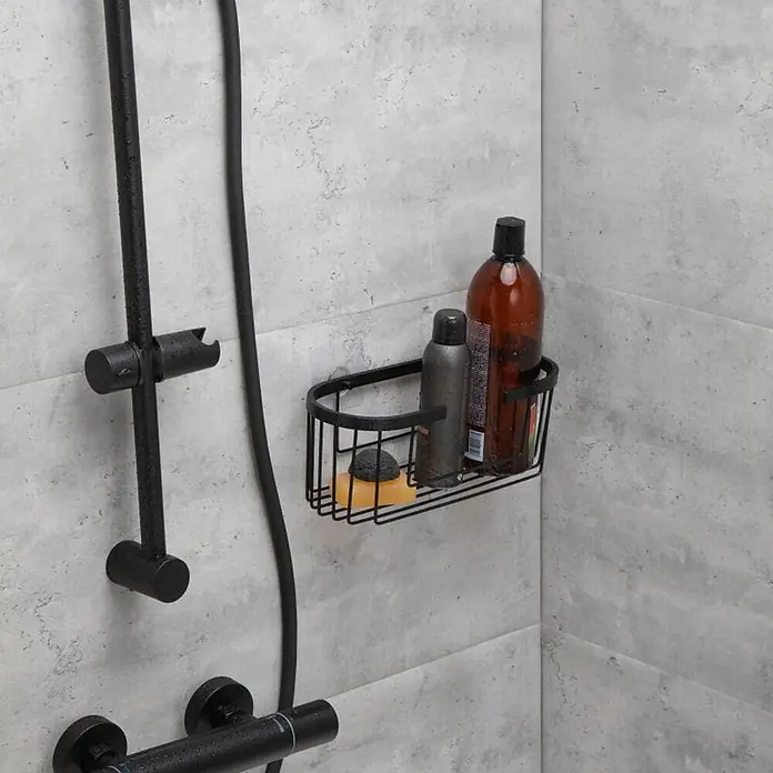 Tatay Aluminium Cesta de baño + QuickFix - 30 x 11,5 x 12 cm, Aluminio, Negro - Cesta de ducha de alambre negro montada en una pared de ducha de azulejos, con champú y jabón.