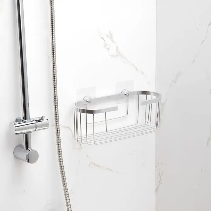 Tatay Aluminium Cesta de baño + QuickFix - 30 x 11,5 x 12 cm, Aluminio, Cromo - Cesta de ducha de alambre cromado, fijada con ganchos adhesivos transparentes a una pared de azulejos blancos en la ducha.
