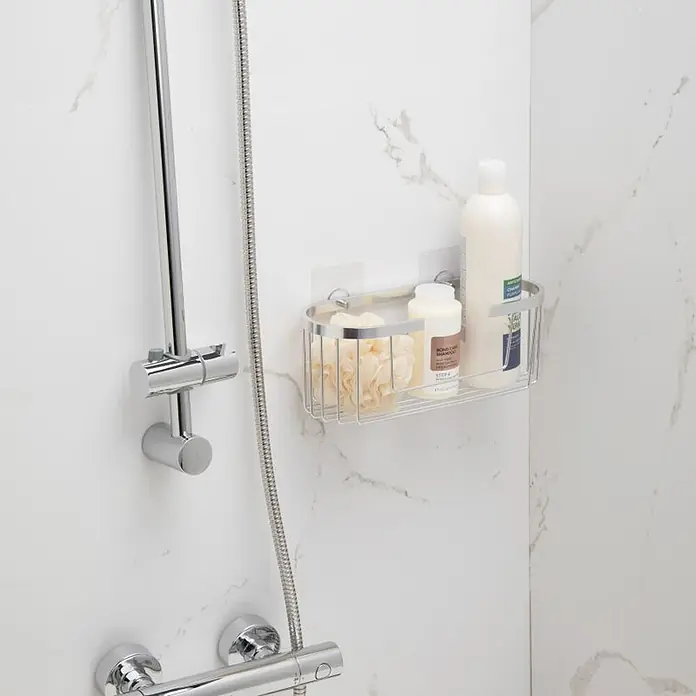 Tatay Aluminium Cesta de baño + QuickFix - 30 x 11,5 x 12 cm, Aluminio, Cromo - Cesta de ducha de alambre plateado montada en pared de mármol, con artículos de aseo.
