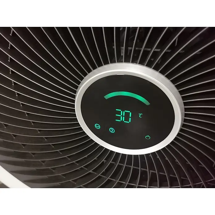 MConfort Climatizador evaporativo Pro Air - 250 W, Altura: 125 cm, Blanco/Negro, 80 litros - Primer plano de un ventilador oscuro con pantalla digital de borde plateado que muestra '30 °C' e iconos verdes.