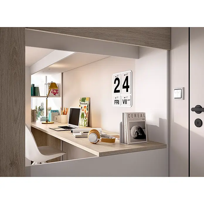 Dekit Litera Spylo - L x An x Al: 112 x 205 x 177 cm, Natural/Blanco/Alistonado - Un acogedor escritorio de estudio de madera clara integrado en una alcoba, equipado con portátil, lámpara, libros y auriculares.