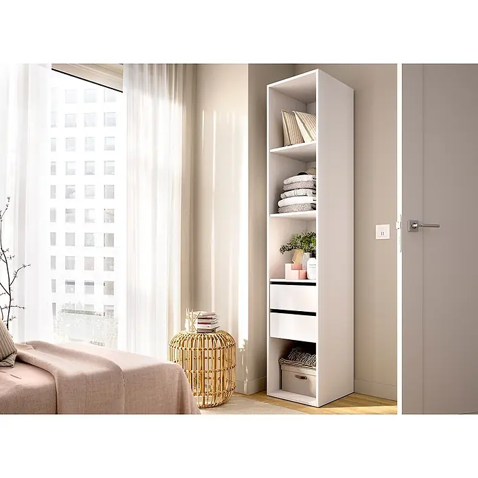 Dekit Armario para ropa Suit - L x An x Al: 45 x 45 x 204,5 cm, Blanco/Natural, Trasera reversible - Armario alto blanco con estantes abiertos, dos cajones y un compartimento inferior, utilizado en un dormitorio para almacenamiento organizado.