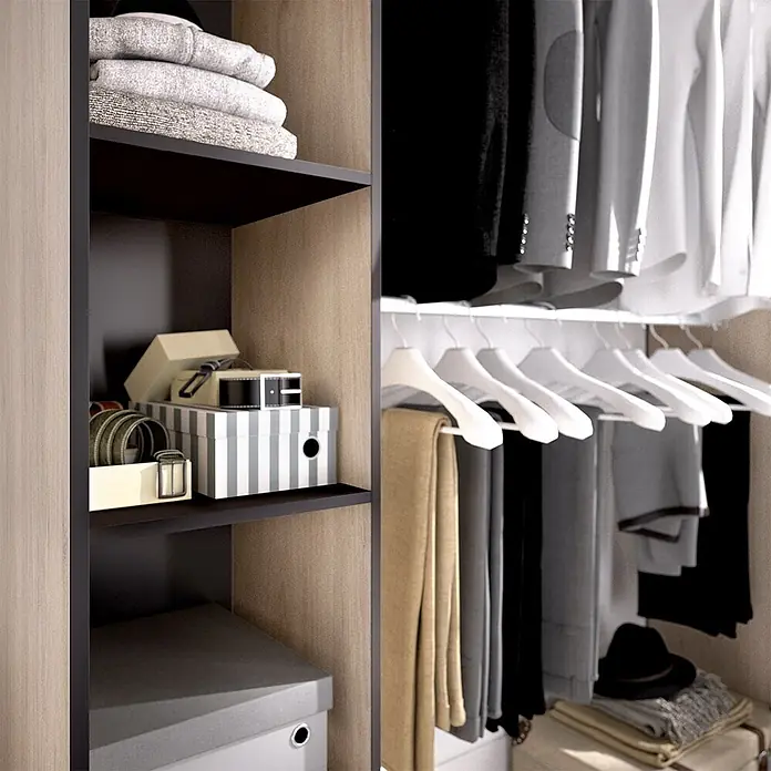 Dekit Armario para ropa Suit - L x An x Al: 50 x 178 x 205 cm, Natural/Grafito, Melamina - Interior de armario organizado con estantes para ropa doblada y cajas de almacenamiento, junto con camisas y pantalones colgados.