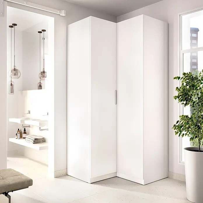 Dekit Armario para ropa Emax - L x An x Al: 95 x 96,9 x 203,5 cm, Blanco, Rinconero - Armario esquinero blanco en una habitación moderna, que ofrece amplio espacio de almacenamiento.