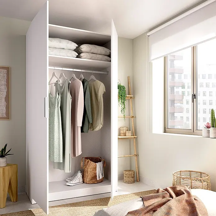 Dekit Armario para ropa Emax - L x An x Al: 51,4 x 91 x 203,5 cm, Blanco - Armario blanco abierto, con ropa, zapatos y almohadas, integrado en un dormitorio luminoso.
