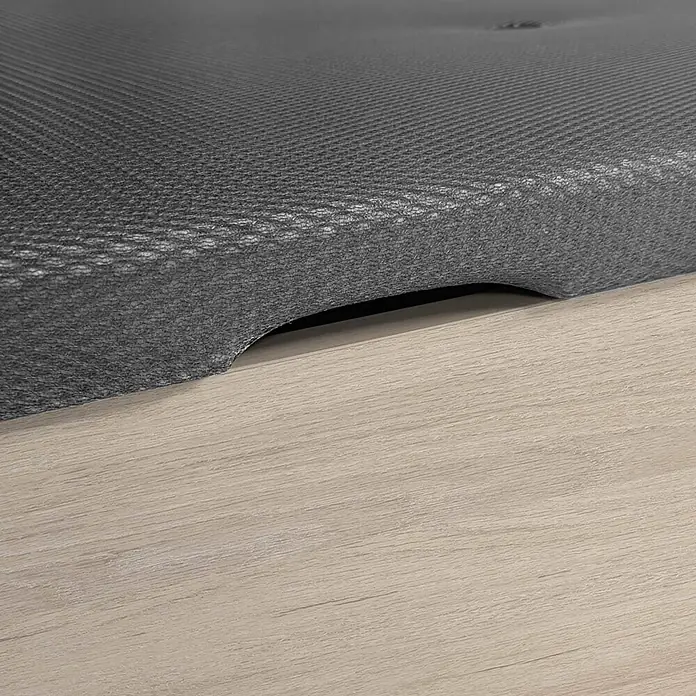 Dekit Canapé Lan - L x An x Al: 190 x 135 x 32 cm, Natural, Zapatero - Alfombra texturizada gris oscuro con borde curvo ergonómico, colocada sobre una superficie de madera clara.