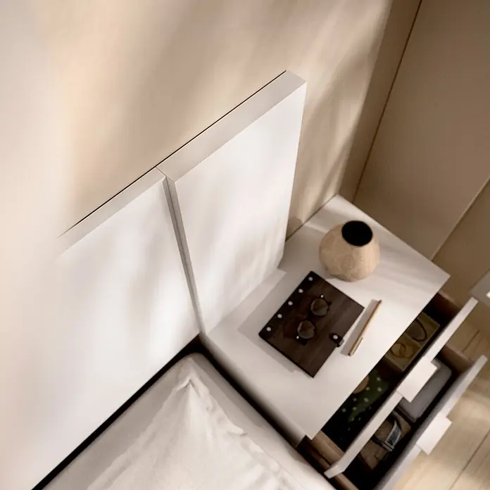 Dekit Cabecero de cama con mesitas Len - L x An: 34,2 x 251 cm, Blanco, Específico para: Cama de 150 cm - Cabecero y mesita de noche blancos con cajones abiertos. En la parte superior: un jarrón, libreta, gafas y lápiz.
