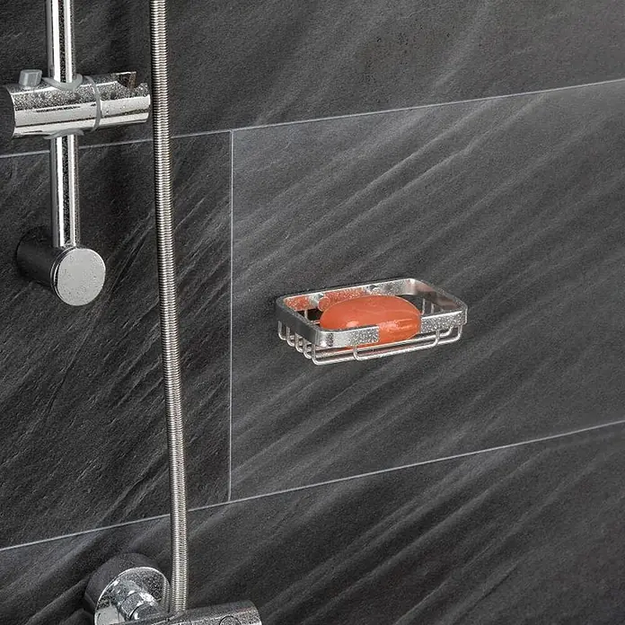 Tatay Aluminium Cesta de baño pequeña - 9 x 3,2 x 14 cm, Aluminio, Cromo - Jabonera de ducha cromada con jabón naranja, montada en una pared oscura texturizada.