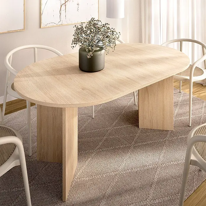 Dekit Bari Mesa de comedor - L x An x Al: 90 x 140 x 76,3 cm, Roble Natural, Extensible - Mesa de comedor ovalada de madera clara con bases de pedestal, rodeada de sillas en un comedor moderno.