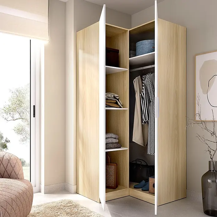 Dekit Armario para ropa Emax - L x An x Al: 95 x 96,9 x 203,5 cm, Roble claro/Blanco, Rinconero - Armario esquinero de madera clara con puertas abiertas, revelando estantes y espacio para ropa y zapatos en una habitación moderna.