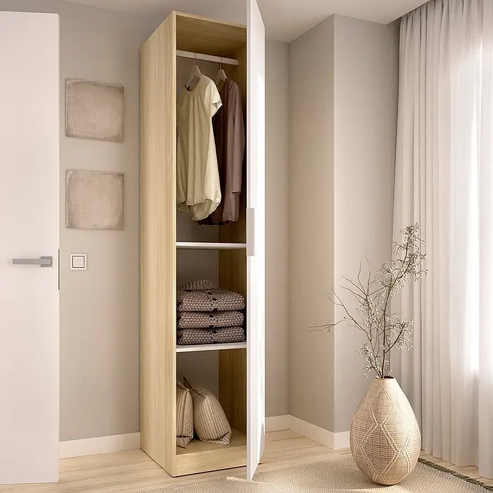 Dekit Armario para ropa Emax - L x An x Al: 51,4 x 45,5 x 203,5 cm, Roble claro/Blanco - Armario alto y estrecho de madera clara con estantes blancos, abierto, mostrando ropa colgada, jerséis doblados y cojines.