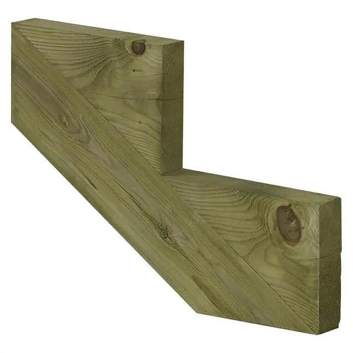 Plus Treppenwange 2-stufig - 50 x 4 x 34 cm - Ein detailreiches Bild eines Treppenwange aus behandeltem Holz, das die Maserung und die Knoten des Holzes hervorhebt.