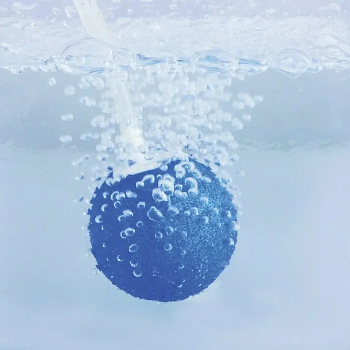 Ubbink Teichbelüfter Air 200 indoor - 5 W, Teichgröße: 0,2 m³ - 1 m³ - Ein blauer Sprudelstein im Wasser erzeugt mit einer weißen Röhre viele kleine Blasen für ein Aquarium oder einen Teich.