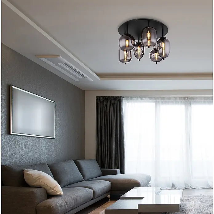 Globo Deckenleuchte Blacky - 40 W, E14 - Moderne schwarze Deckenleuchte mit fünf Rauchglas-Glühbirnen-Schirmen, die ein stilvolles Wohnzimmer beleuchtet.