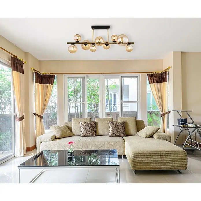 Globo Riha LED-Deckenleuchte - 3,5 W, L x B x H: 87 x 28 x 37 cm, Warmweiß - Moderne Hängeleuchte mit schwarzer Stange und goldenem Rahmen, mit 8 bernsteinfarbenen Glaskugeln, die ein Wohnzimmer beleuchten.