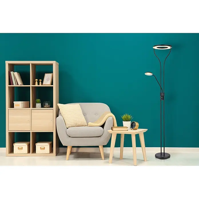 Globo LED-Stehleuchte Ebro - 20 W, Schwarz, Warmweiß, L x B x H: 35 x 30 x 194 cm - Schwarze moderne Stehleuchte mit mehreren Ringlichtern, spendet Licht in einem Wohnzimmer.
