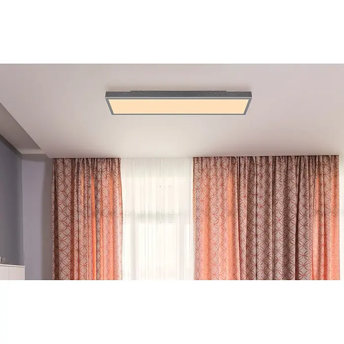 Globo LED-Panel Doro - 24 W, L x B x H: 800 x 200 x 65 mm, Warmweiß - Rechteckige LED-Deckenleuchte mit grauem Rahmen und warmem gelbem Licht, installiert in einem Raum mit gemusterten Vorhängen.