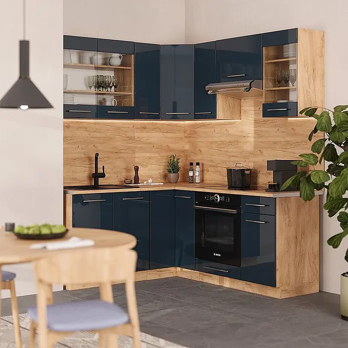 Vicco Eckküche Fame-Line Dunkelblau Hochglanz/Goldkraft Eiche ohne Arbeitsplatte - Dunkelblau Hochglanz, Ohne Elektrogeräte - Moderne Eckküche mit glänzenden dunkelblauen Schränken, Arbeitsplatten und Rückwand in heller Holzoptik, mit integrierten Geräten und offenen Regalen.