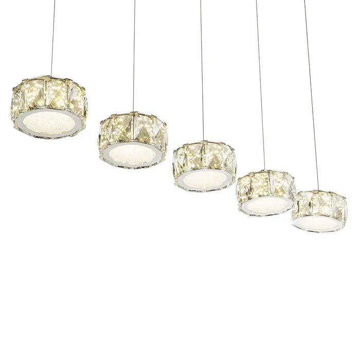 Globo LED-Pendelleuchte rund Amur - Neutralweiß - Fünf funkelnde Kristall-Pendelleuchten mit warmer, heller Beleuchtung, an dünnen Drähten hängend.
