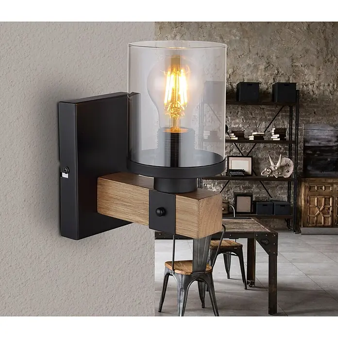 Globo Wandleuchte Lila - 60 W, Durchmesser: 100 mm, E27 - Eine Wandleuchte im Industriestil mit schwarzem Metallsockel, Holzakzent und klarem Glaszylinder mit Glühfadenbirne, an der Wand montiert.