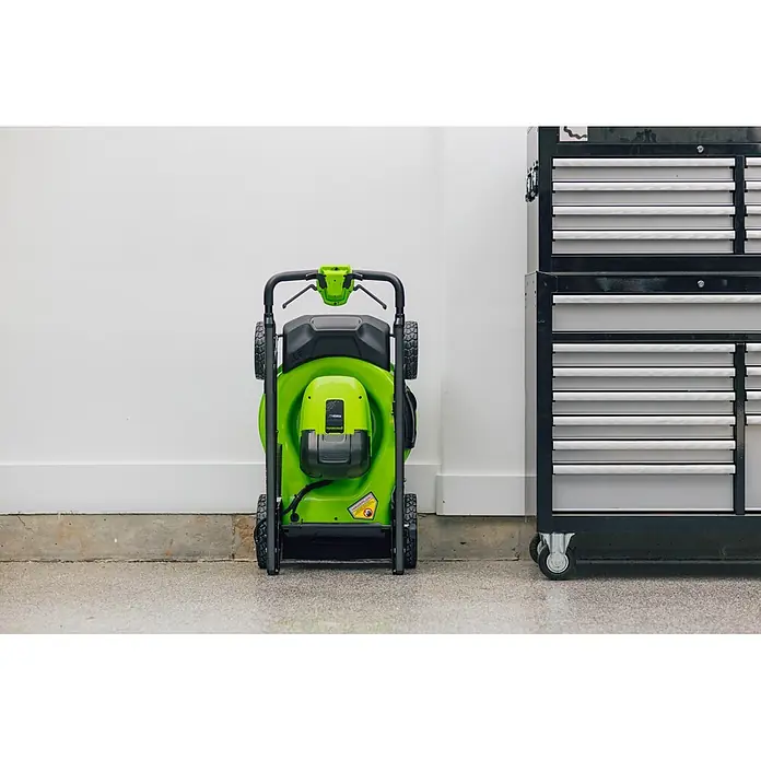 Greenworks Akku-Rasenmäher Gen2 GW 2X24V BL 46 cm - 48 V, 2 Akkus, 4 Ah, Schnittbreite: 33 mm - Hellgrüner Elektrorasenmäher vertikal zusammengeklappt zur platzsparenden Aufbewahrung.