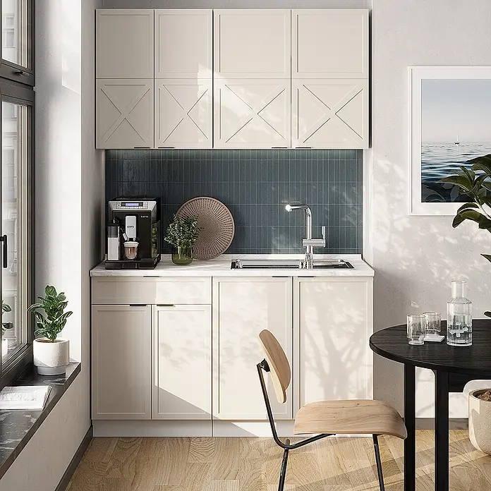 Vicco Singleküche Fame-Line GrauBeige/Weiß, AP Anthrazit - Breite: 140 cm, GrauBeige, Mit AP Anthrazit - Cremefarbene Küchenschränke mit X-gemusterten Obertüren und dunkelblauem Fliesenspiegel, integriert mit Kaffeemaschine und Spüle in moderner Küchenecke.