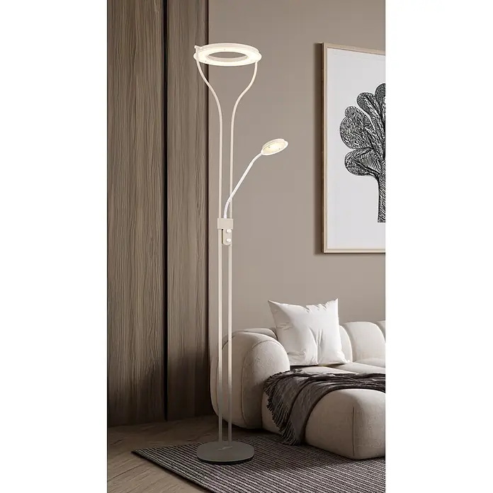 Globo LED-Deckenfluter Ebro - 20 W, Höhe: 1.940 mm - Weiße LED-Stehleuchte mit großem Ringlicht und verstellbarem Spotlicht, neben einem modernen Sofa.
