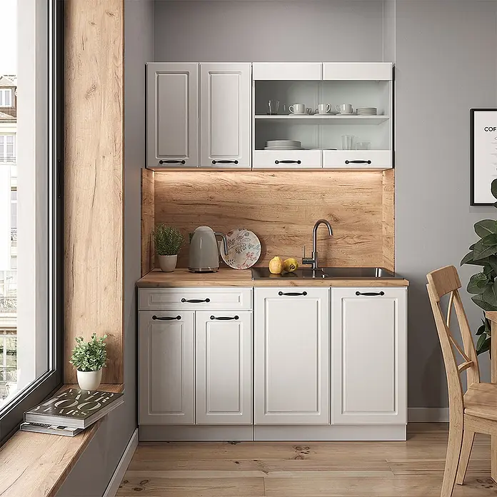 Vicco Schrankküche R-Line Weiß Landhaus 2er Set - Weiß Landhaus, Dachschrägenzeile 120cm - Weiße Küchenschrank-Garnitur mit Holz-Arbeitsplatte und Rückwand, schwarzen Griffen und Spüle, in moderner Küche.