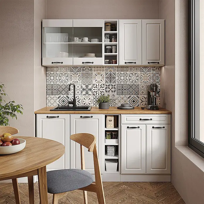 Vicco Singleküche R-Line Weiß Landhaus/Weiß, AP Eiche - Breite: 160 cm, Weiß Landhaus, Mit AP Eiche - Weiße Küchenschränke mit natürlicher Holzplatte und farbenfrohem Fliesen-Spritzschutz. Eine schwarze Spüle und Kaffeemaschine stehen auf der Arbeitsplatte.
