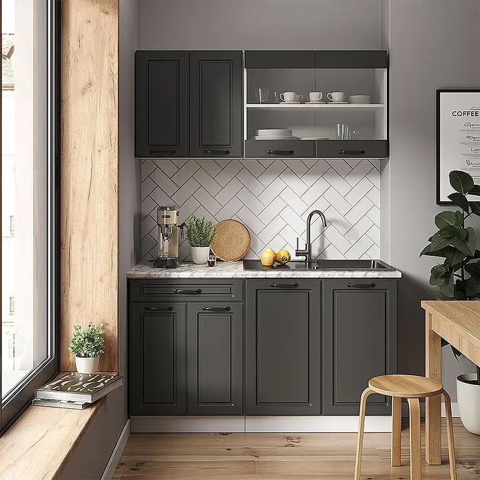 Vicco Schrankküche R-Line Anthrazit Landhaus 5er Set - Anthrazit Landhaus, Dachschrägenzeile 210cm - Dunkelgraue Küchenschränke mit schwarzen Griffen und Arbeitsplatte in Marmoroptik, mit Spüle und gläsernem Oberschrank in einer modernen Küche.