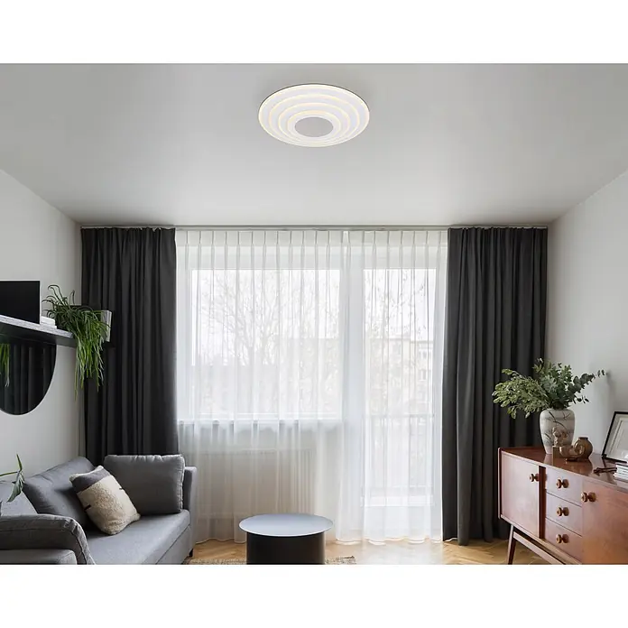 Globo LED-Deckenleuchte rund Jocelyn - Ø x H: 40 x 7 cm, Weiß - Weiße, runde Deckenleuchte mit konzentrischen Ringen beleuchtet ein modernes Wohnzimmer.