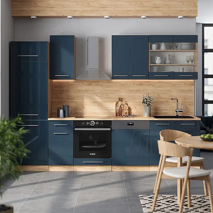 Vicco Küchenzeile Fame-Line Dunkelblau Hochglanz/Goldkraft Eiche ohne Arbeitsplatte - Dunkelblau Hochglanz, Ohne Elektrogeräte - Moderne Küche mit dunkelblauen Hochglanzschränken, hellen Holzdetails, integriertem Backofen, Kochfeld, Geschirrspüler und Spüle.