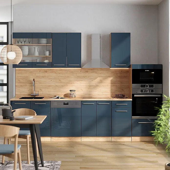 Vicco Küchenzeile Fame-Line Dunkelblau Hochglanz mit Hochschrank, ohne Arbeitsplatte - Dunkelblau Hochglanz, Ohne Elektrogeräte - Moderne Küche mit glänzenden blauen Schränken, heller Holz-Arbeitsplatte/Rückwand und integrierten Geräten.