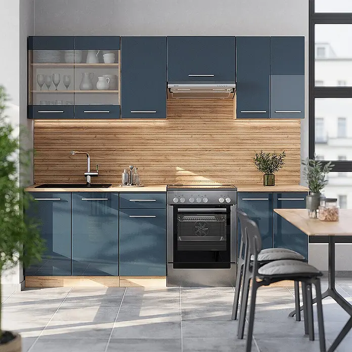 Vicco Küchenzeile Fame-Line Dunkelblau Hochglanz/Goldkraft Eiche, AP Anthrazit - Dunkelblau Hochglanz, Ohne Elektrogeräte - Moderne Küche mit blau glänzenden Schränken, heller Holz-Arbeitsplatte und -Rückwand, Spüle und freistehendem Herd.