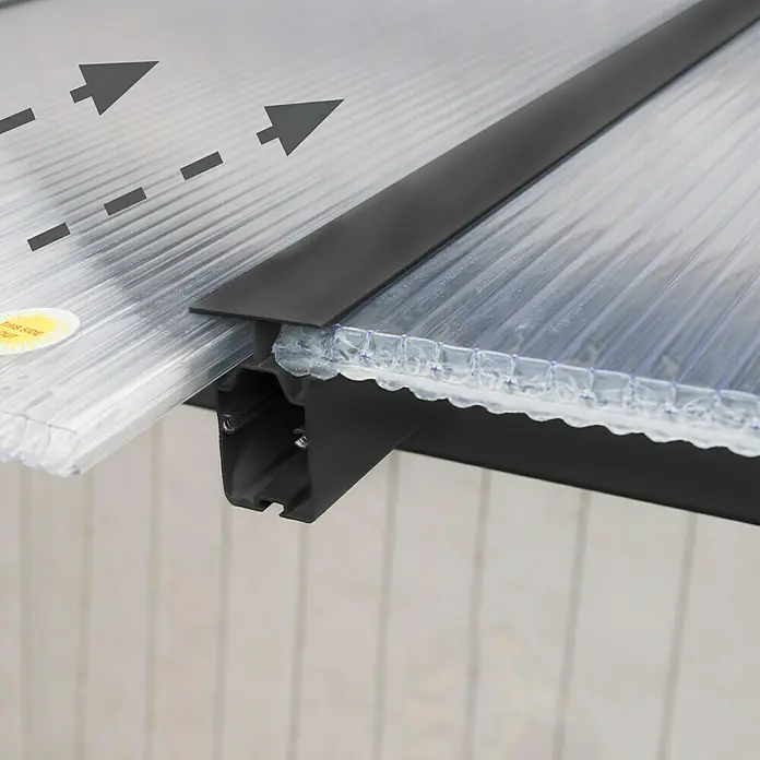 Palram – Canopia Terrassenüberdachung Olympia - B x T: 546 x 300 cm, Anthrazitgrau, Polycarbonat, Transparent - Detailaufnahme einer Polycarbonatplatte mit schwarzem Montageprofil, das Stabilität und eine saubere Optik gewährleistet.