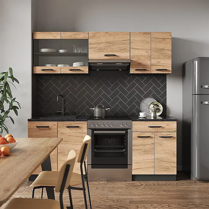 Vicco Küchenzeile R-Line Goldkraft Eiche/Anthrazit ohne Arbeitsplatte - Goldkraft Eiche, Ohne Elektrogeräte - Moderne Küche mit hellen Holzfronten, schwarzen Arbeitsplatten und schwarzem Fischgrät-Fliesenrückwand.