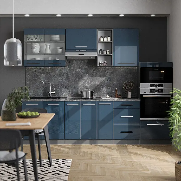 Vicco Küchenzeile Fame-Line Dunkelblau Hochglanz/Anthrazit, AP Anthrazit - Breite: 280 cm, Dunkelblau Hochglanz, Ohne Elektrogeräte - Moderne hochglänzende blaue Küchenschränke mit integrierten Geräten und dunkler Steinrückwand in einer zeitgenössischen Küche.