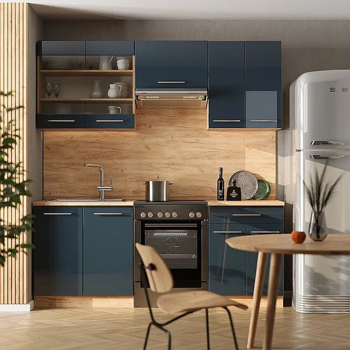 Vicco Küchenzeile Fame-Line Dunkelblau Hochglanz/Goldkraft Eiche, AP Marmor - Dunkelblau Hochglanz, Ohne Elektrogeräte - Moderne Küche mit glänzenden blauen Schränken, Arbeitsplatte und Spritzschutz aus Holz, Spüle, Herd und offenen Regalen.