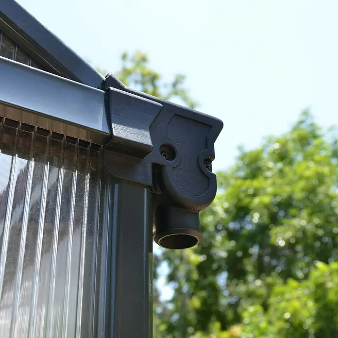 Palram – Canopia Gewächshaus Glory 8x16 - Außenmaß inkl. Dachüberstand (B x T): 244,5 x 484 cm, 10 mm, Anthrazit - Nahaufnahme einer schwarzen Regenrinne an einem Gebäude, die Regenwasser ableitet und vor Schäden schützt.