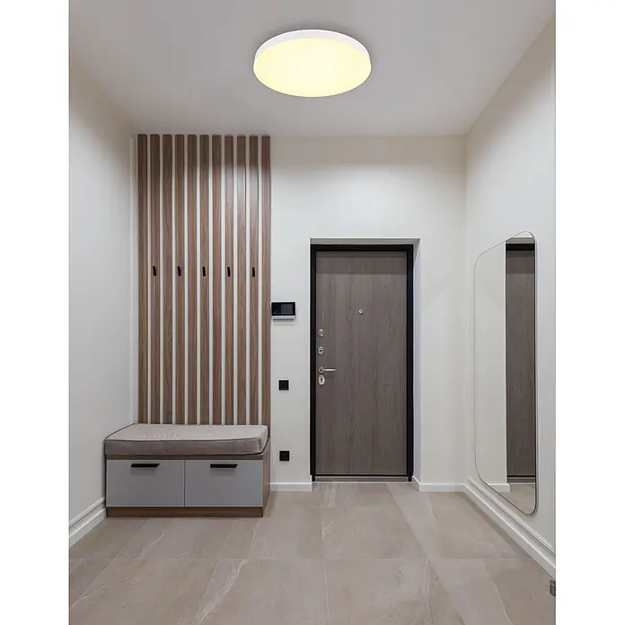 Globo LED-Deckenleuchte rund Matthew - 50 W - Runde weiße Deckenleuchte mit warmem Licht in einem modernen Flur.