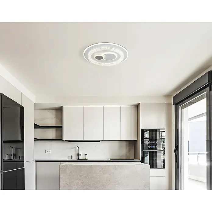 Globo LED-Deckenleuchte rund Kriswall - 48 W, Ø x H: 49,5 x 6 cm - Moderne runde Deckenleuchte mit Kristall-Details beleuchtet eine zeitgenössische Küche.