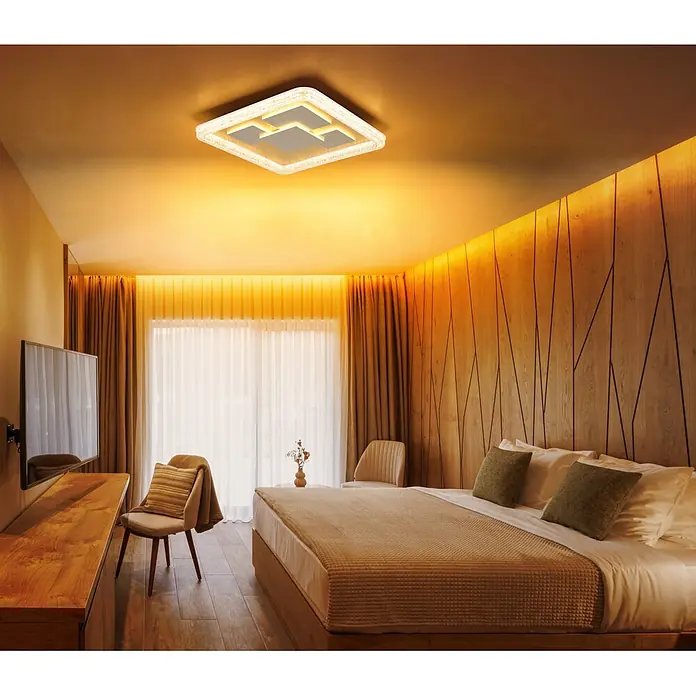 Globo LED-Deckenleuchte Loraine - 40 W, L x B x H: 488 x 488 x 70 mm - Moderne quadratische Deckenleuchte mit strukturierter Umrandung und internen Quadratleuchten, die ein Schlafzimmer warm beleuchtet.