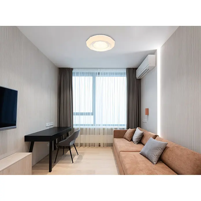 Globo LED-Deckenleuchte rund Hokki - 24 W, Ø x H: 40 x 8,5 cm - Moderner Wohnraum mit braunem Sofa, schwarzem Schreibtisch, großem Fenster, hellem Holzboden und strukturierten Wänden.
