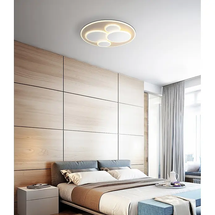 Globo LED-Deckenleuchte rund Monty - 40 W, Warmweiß - Moderne weiße Deckenleuchte mit mehreren beleuchteten Kreisen, in einem Schlafzimmer montiert.