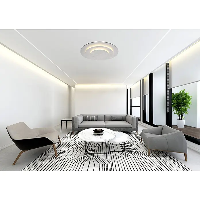 Globo LED-Deckenleuchte rund Heda - 40 W, Ø x H: 49 x 7,5 cm, Warmweiß - Ein modernes Wohnzimmer mit hellgrauem Sofa, zwei Sesseln, Marmor-Couchtischen und einem markanten schwarz-weißen Teppich.