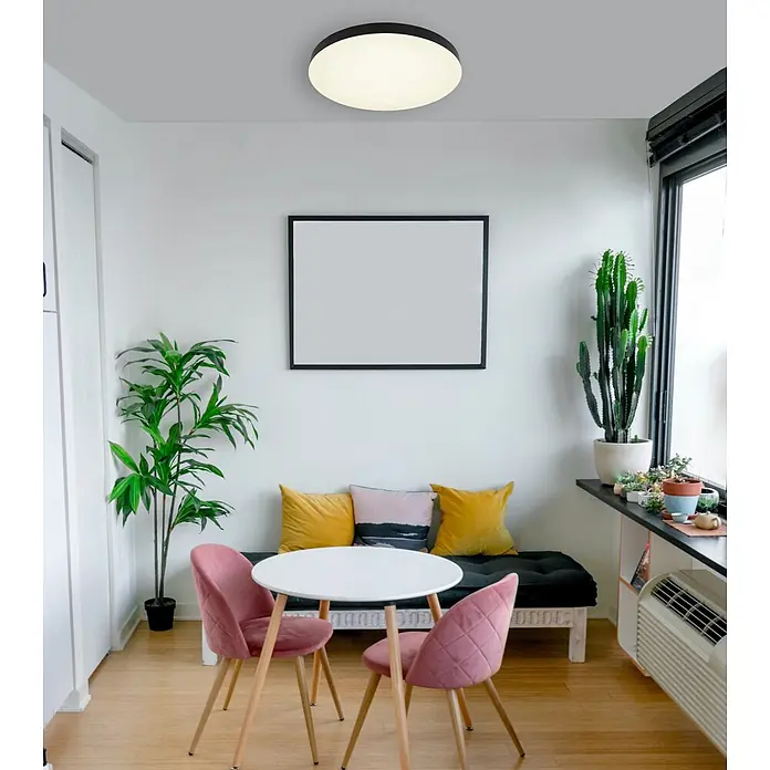 Globo LED-Deckenleuchte rund Matthew - Ø x H: 50 x 4,5 cm - Eine runde, bündig montierte Deckenleuchte in Schwarz-Weiß beleuchtet einen modernen Wohnraum.