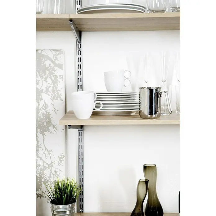 Phönix Regal-Set Staxx Garage - L x B x H: 62 x 65 x 223,6 cm, Eiche/Silber - Holzregale an einer weißen Wand mit Geschirr und Dekorationen wie Pflanzen und Vasen. Die Regale bieten Stauraum und sind dekorativ.