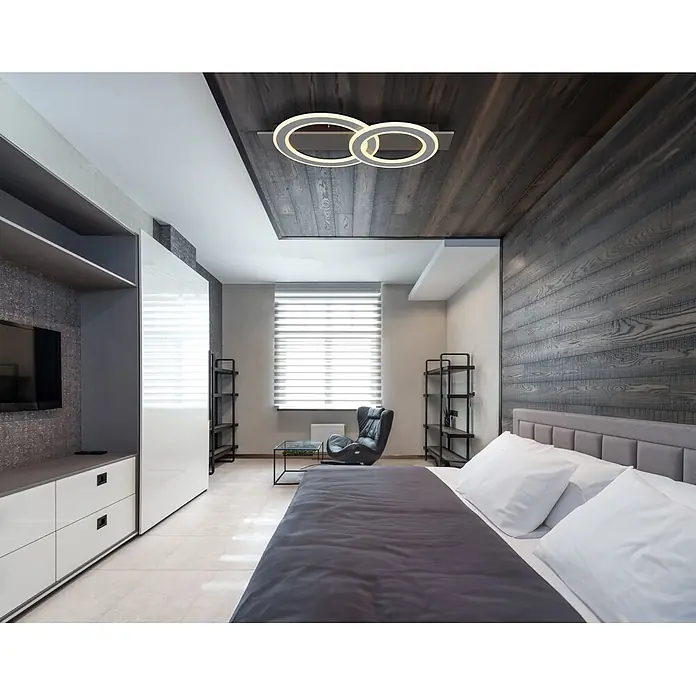 Globo LED-Deckenleuchte Jayden - 40 W, L x B x H: 630 x 350 x 70 mm, Warmweiß - Modernes Schlafzimmer in Grau- und Dunkelholztönen mit Bett, TV-Möbel, Fensterrollos und einer einzigartigen Deckenleuchte.