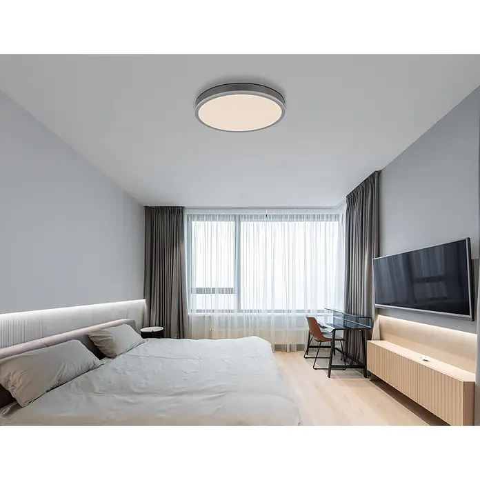 Globo LED-Panel Doro - 24 W - Runde graue Deckenleuchte mit weißem Diffusor, die ein modernes Schlafzimmer beleuchtet.