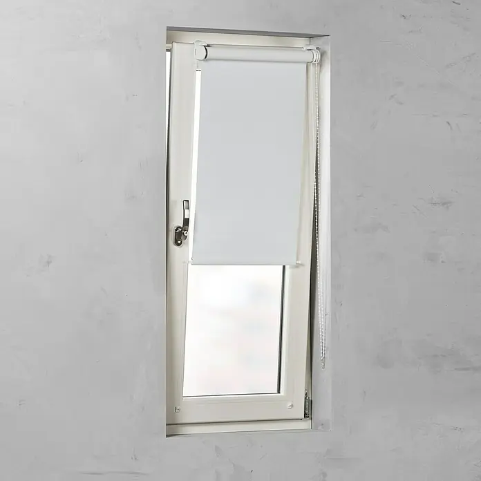 Expo Ambiente Seitenführung Zubehör-Set - Geeignet für: Rollo, Weiß - Eine weiße Rollo ist vor einem Fenster angebracht und bietet Privatsphäre und Lichtschutz. Das minimalistische Design passt gut zu modernen Interieurs.